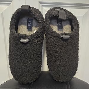 Womens UGG Black Plushy Slippers Size 6